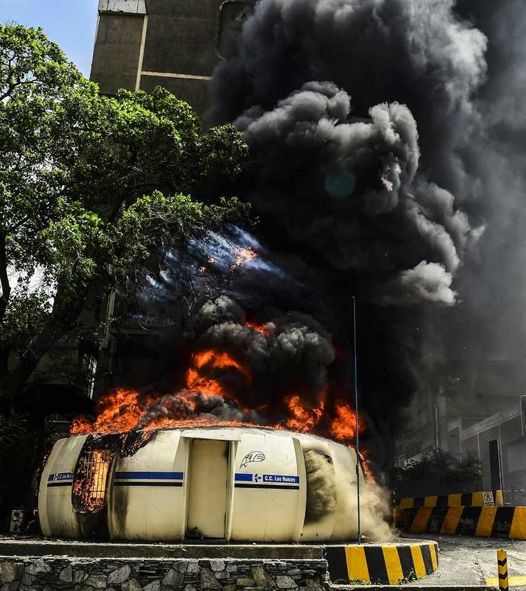 Incendios se registraron durante las protestas. (Foto Prensa Libre: AFP)