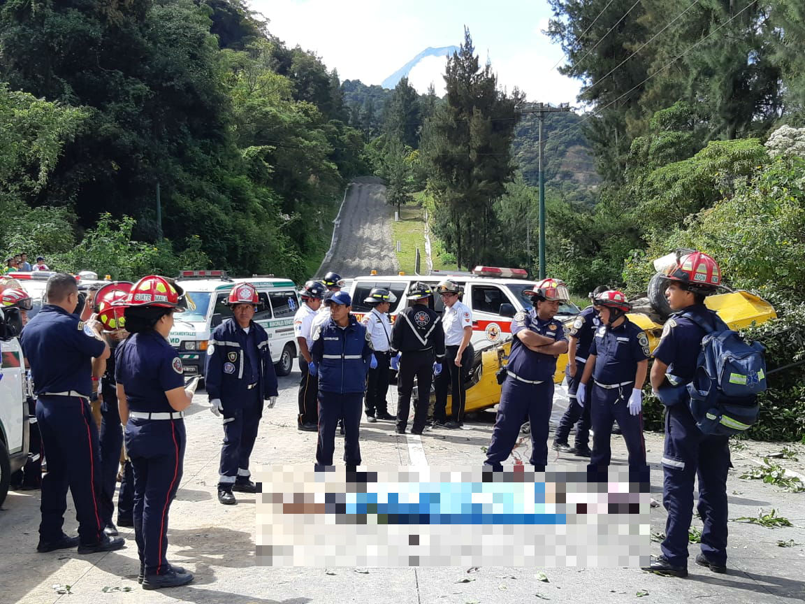 Accidente registrado en el km 38 en la bajada de Las Cañas. (Foto Prensa Libre: Cortesía).