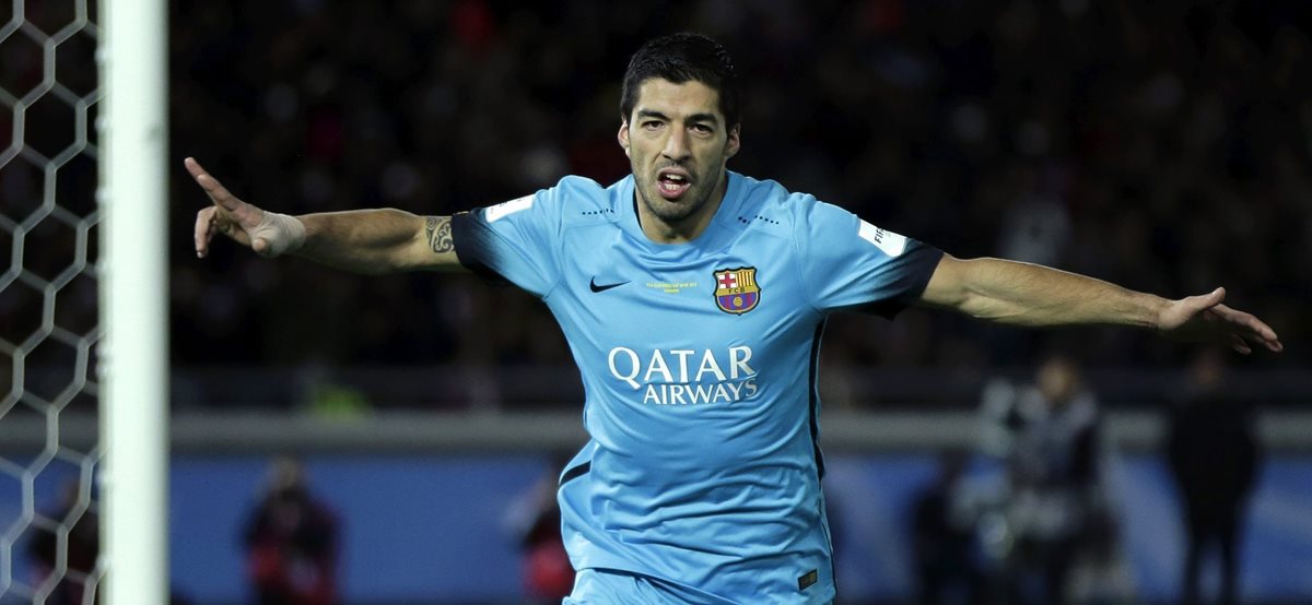 El delantero uruguayo del FC Barcelona Luis Suárez celebra el primero de sus tres goles ante el Guangzhou Evergrande en el Mundial de Clubes. (Foto Prensa Libre: EFE)