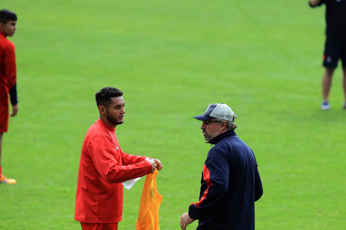 Edi Danilo Guerra —i— es el goleador escarlata. Gustavo Machaín —d— podría darle la titularidad contra Guastatoya, porque está obligado a ganar. (Foto Prensa Libre: Carlos Vicente)