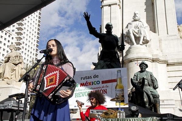 Julieta Venegas celebra la Revolución mexicana en España.