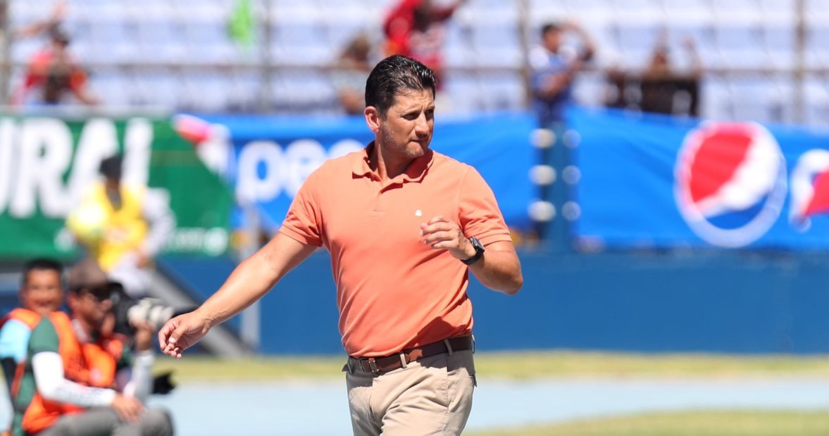 El técnico costarricense Ronald González, calificó de agresión la jugada en la que Carlos Castrillo sale fracturado en un choque contra Felipe Baloy. (Foto Prensa Libre: Carlos Vicente)