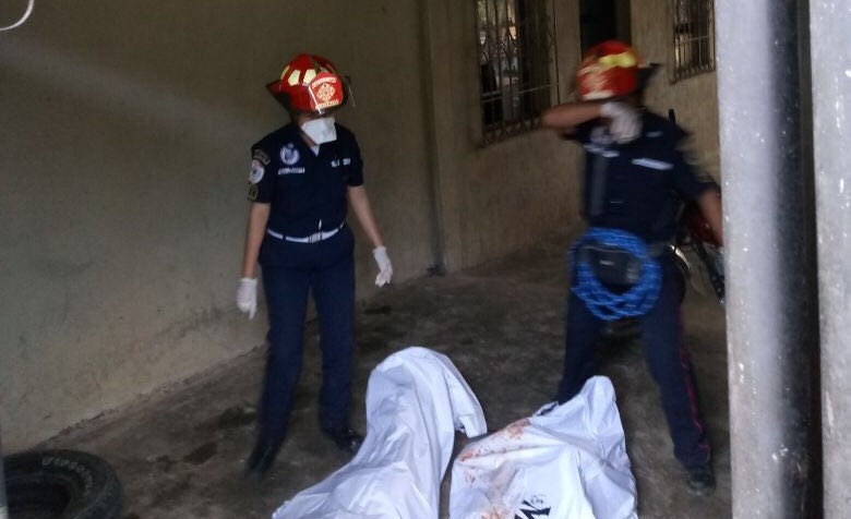 Autoridades investigan las causas del doble crimen. (Foto Prensa Libre: Eduardo Sam).