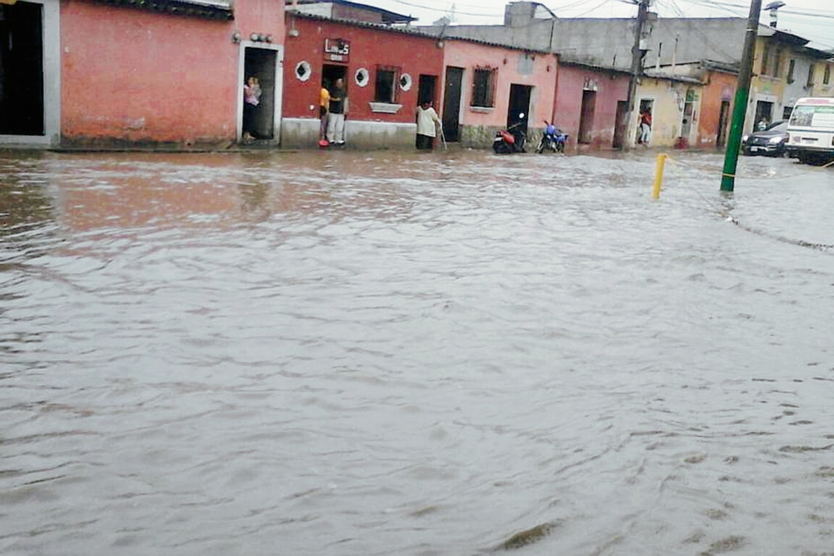 Lluvia en Antigua Guatemala causa inundaciones