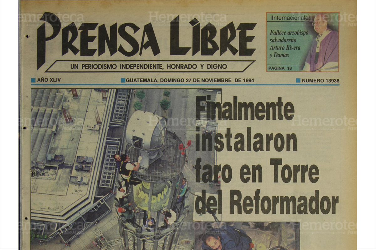 Personal de Aeronáutica Civil, de la Fuerza Aérea y bomberos instalan el faro de la Torre del Reformador, el 27/11/1997. (Foto: Hemeroteca PL)