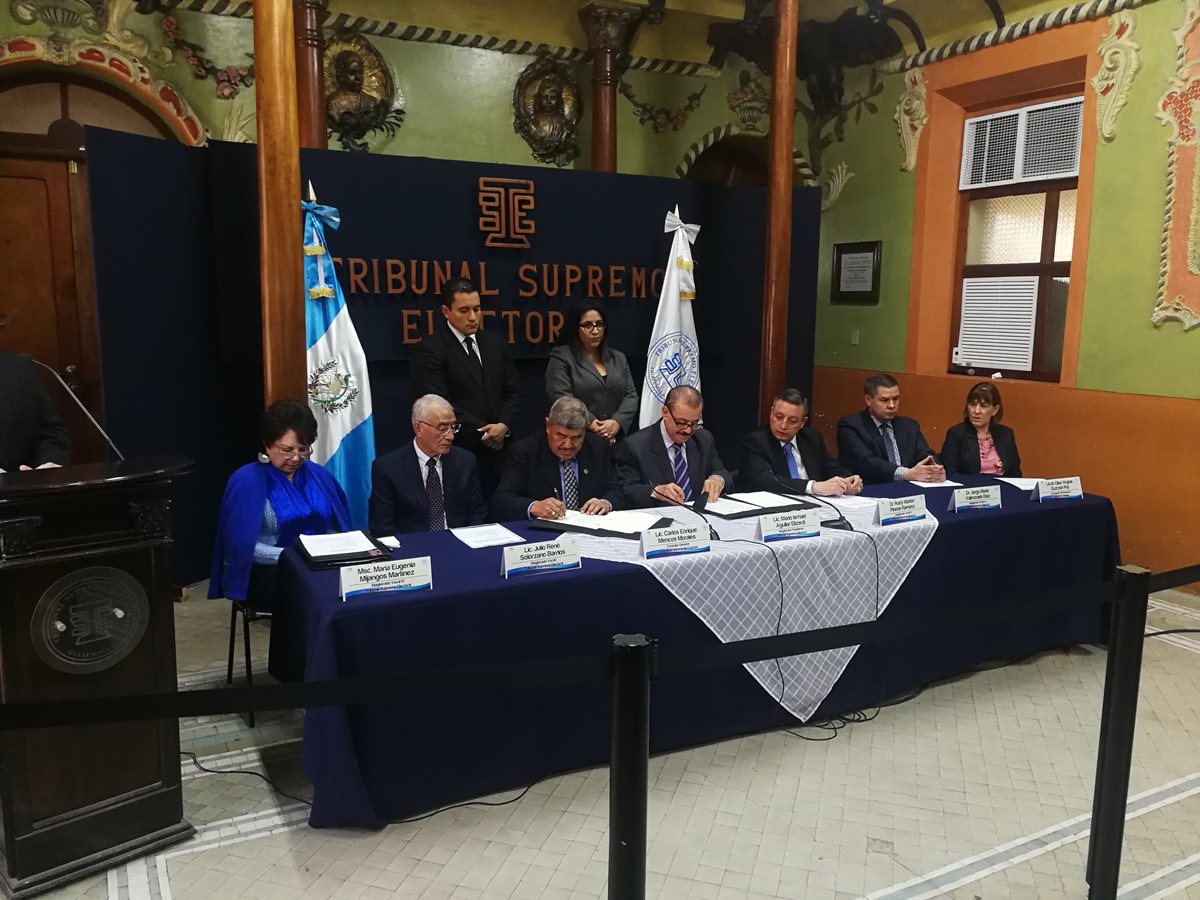 El contralor Carlos Mencos y el presidente del TSE, Mario Aguilar Elizardi firman el convenio de cooperación para la verificación en línea de los finiquitos. (Foto Prensa Libre: Manuel Hernández)