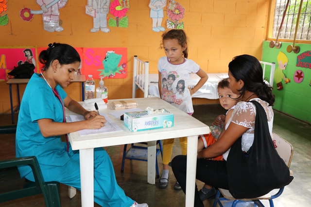 Una madre acude a la jornada médica y lleva a sus hijos a la clínica de pediatría. (Foto Prensa Libre: Rigoberto Escobar)