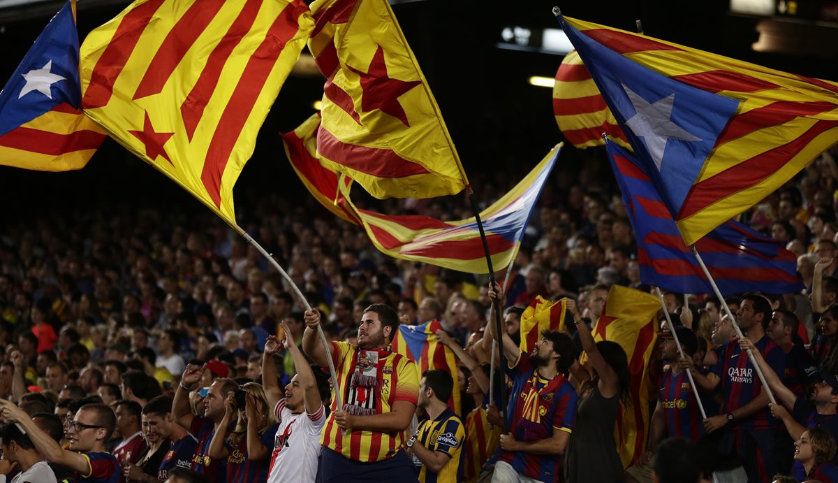 El domingo recién pasado los seguidores catalanes mostraron banderas en favor a la Independencia de Catalunia. (Foto Prensa Libre: AP)