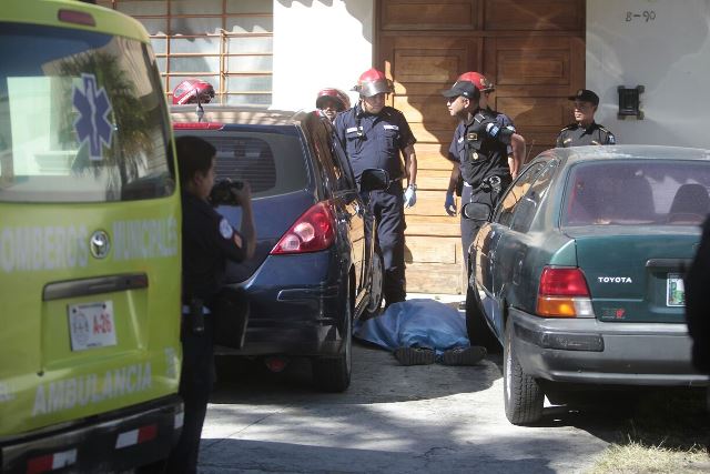 Agentes de la PNC acordonan la escena en la que murió el presunto robacarros. (Foto Prensa Libre: Erick Ávila)