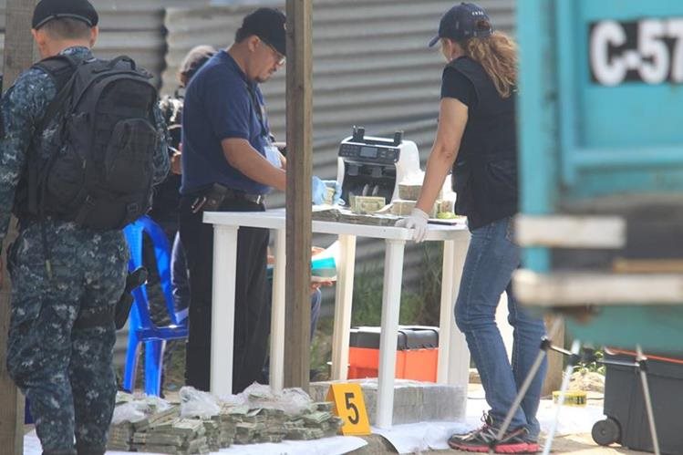 Fiscales del MP contabilizan el dinero que fue localizado en un camión en San José Pinula en 2016. (Foto Prensa Libre: Hemeroteca)