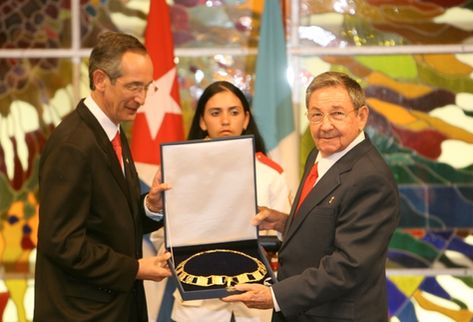 Álvaro Colom entrega Orden del Quetzal a Raúl Castro, presidente de Cuba, para que la conceda a Fidel Castro.