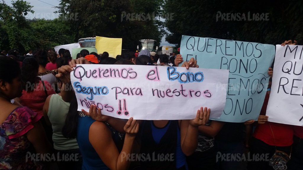 Pobladores de Coatepeque, Quetzaltenango, muestran pancartas e impiden el paso de vehículos. (Foto Prensa Libre: Alexánder Coyoy)