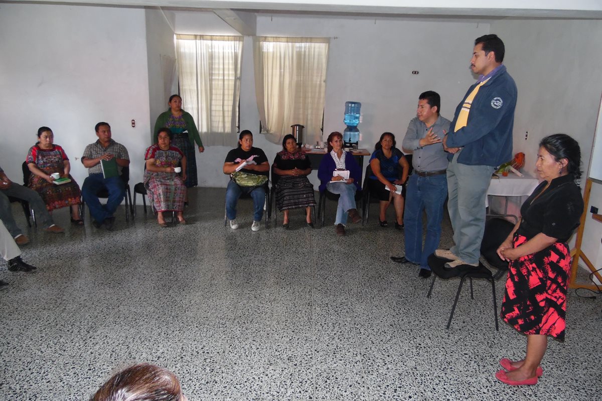 Desarrollo de una de las dinámicas presentadas en taller Nueva Masculinidad, en Chimaltenango. (Foto José Rosales)