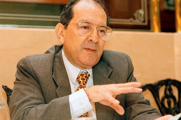 José Molina Calderón, presenta en su columna "Se autoriza a cancelar deuda inglesa". (Foto Prensa Libre: Hemeroteca PL)