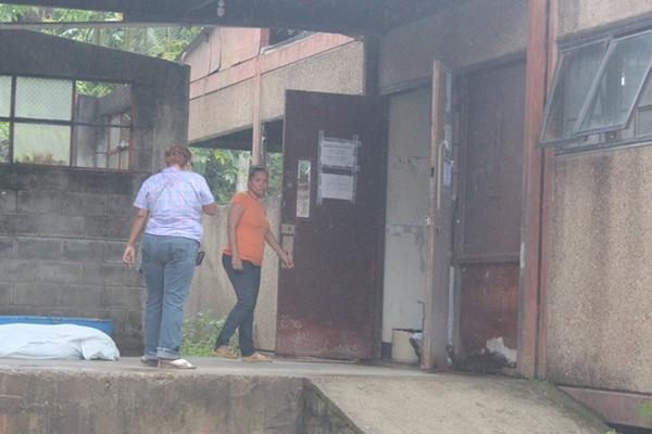 Dos cadáveres permanecen tendidos en el lugar donde ocurrió la balacera, en Izabal. (Foto Prensa Libre: Edwin Perdomo) <br _mce_bogus="1"/>