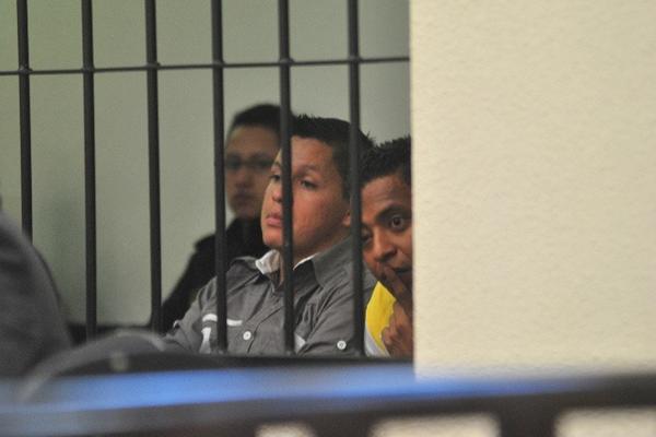 Dani Rolando Álvarez y Francisco José Zavala, sindicados de robo agravado, durante la audiencia en el Tribunal Segundo de Sentencia Penal de Quetzaltenango. (Foto Prensa Libre: Alejandra Martínez)
