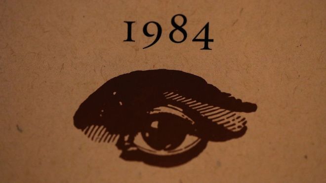 La novela "1984" habla de una sociedad en la que se adultera la historia de acuerdo a la conveniencia del partido único gobernante. GETTY IMAGES