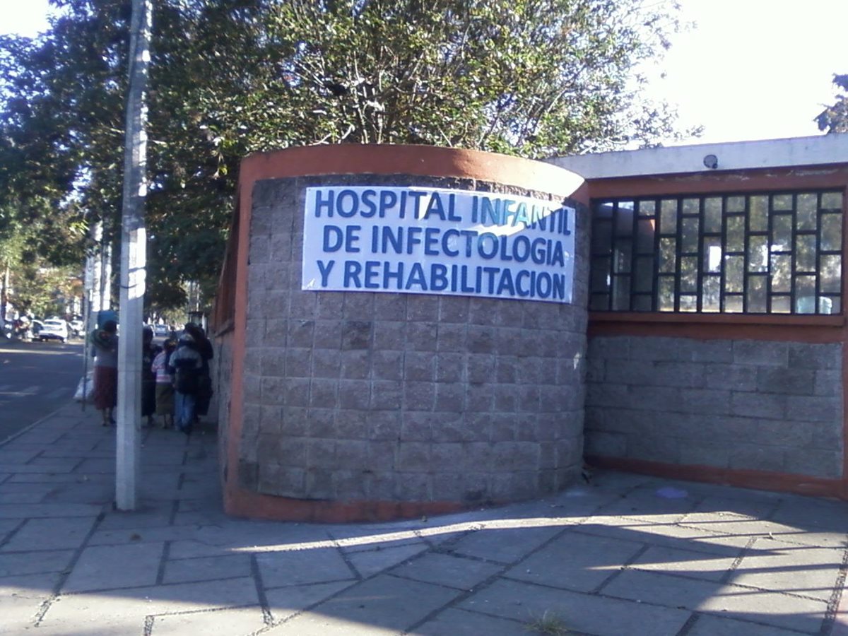 Fachada del Hospital Infantil de Infectología y Rehabilitación, donde murieron cuatro niños debido a una bacteria. (Foto Prensa Libre: Facebook)