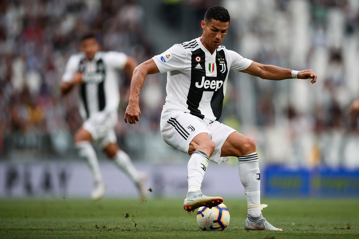Cristiano Ronaldo se concentra por el momento en su trabajo con la Juventus de Turín. (Foto Prensa Libre: AFP)