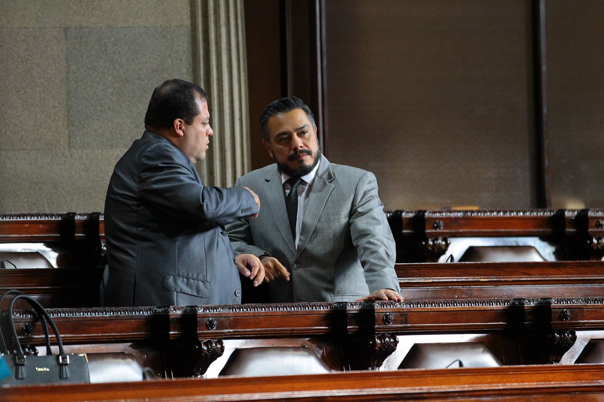 El diputado Julio Juárez conversando con Javier Hernández, jefe de la bancada FCN-Nación. (Foto Prensa Libre: Hemeroteca PL)