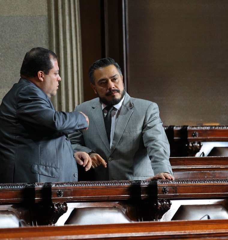 El diputado Julio Juárez conversando con Javier Hernández, jefe de la bancada FCN-Nación. (Foto Prensa Libre: Hemeroteca PL)