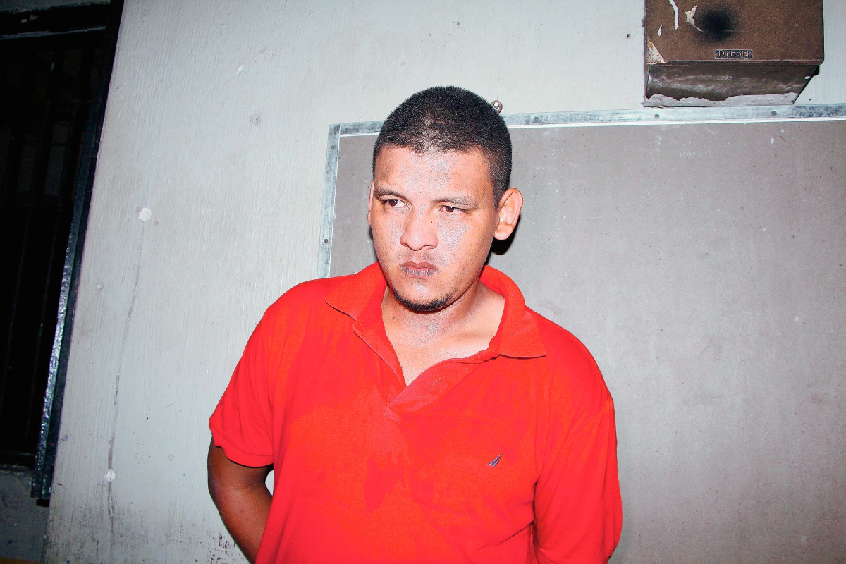 Adrián Gómez,  de 24 años, fue trasladado a la subestación policial de la cabecera de Retalhuleu, señalado de haber asaltado a una mujer. (Foto Prensa Lilbre: Rolando Miranda)