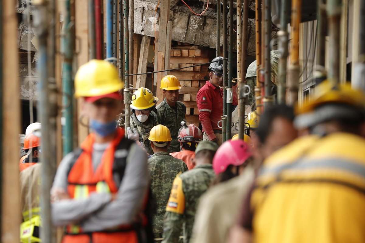 La Marina mexicana desmintió la existencia de una menor con vida identificada como Frida Sofía entre los escombros del Colegio Enrique Rébsamen, un caso que en las últimas horas genero alta expectativa internacional. (Foto Prensa Libre: EFE)