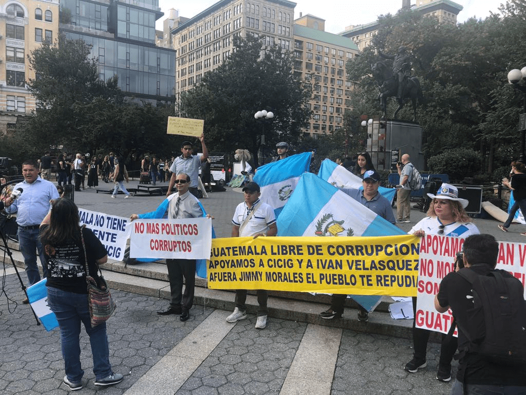 Migrantes guatemaltecos en Union Square Park de Manhattan, donde concluyó la marcha. (Foto Prensa Libre: Cortesía)