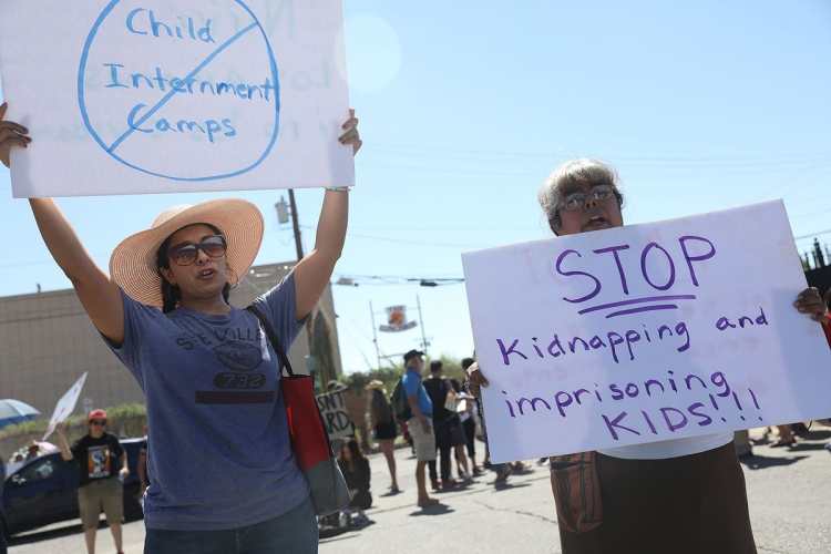 Dentro de las peticiones, los manifestantes piden que se deje de secuestrar y separar a las familias de inmigrantes.