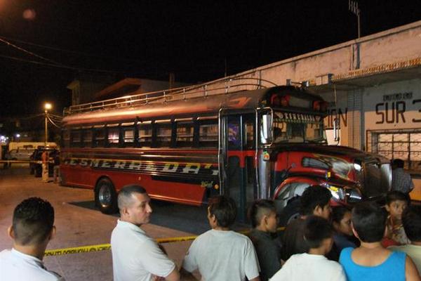 Piloto llevó el autobús a la subestación sur de la Policía Nacional Civil. (Foto Prensa Libre: Carlos Paredes)