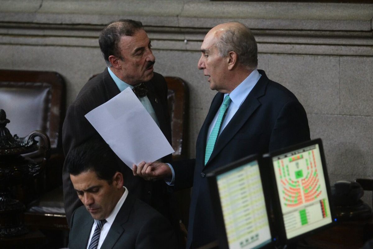 El diputado Fernando Linares entrega al presidente del Congreso, Mario Taracena, la moción para someterla a votación. (Foto Prensa Libre: Álvaro Interiano)