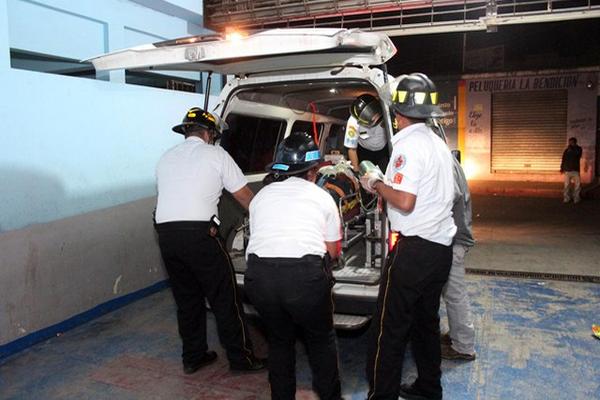 Bomberos trasladan a Herculano Cortez al Hospital Nacional de Jalapa. (Foto Prensa Libre: Hugo Oliva)