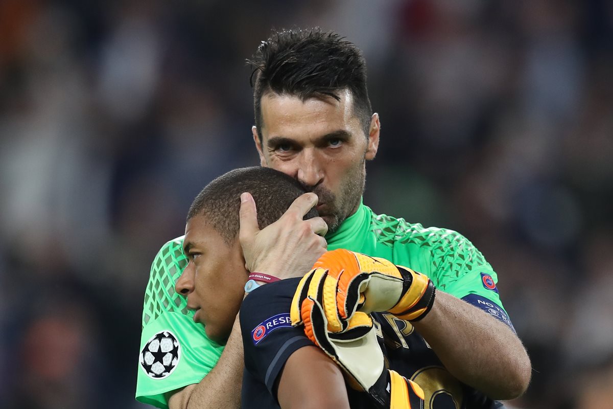 Gianluigi Buffon abraza a Kylian Mbappé al finalizar el encuentro de vuelta entre la Juventus y el Mónaco. (Foto Prensa Libre: AFP).