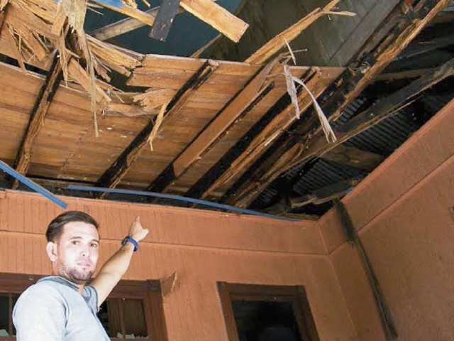 El techo de La Casona se encuentra deteriorado por falta de mantenimiento. (Foto Prensa Libre: Héctor Contreras).