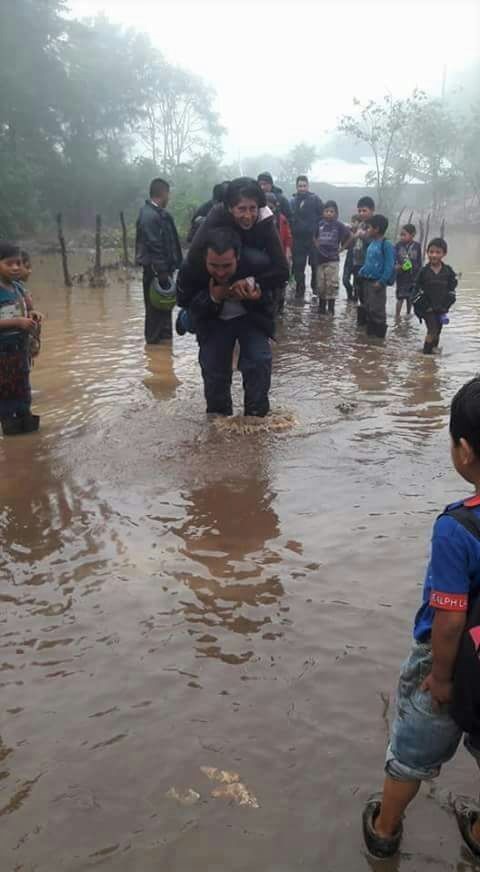 Varias casas y carreteras fueron dañadas por las lluvias. (Foto Prensa Libre: Mike Castillo)