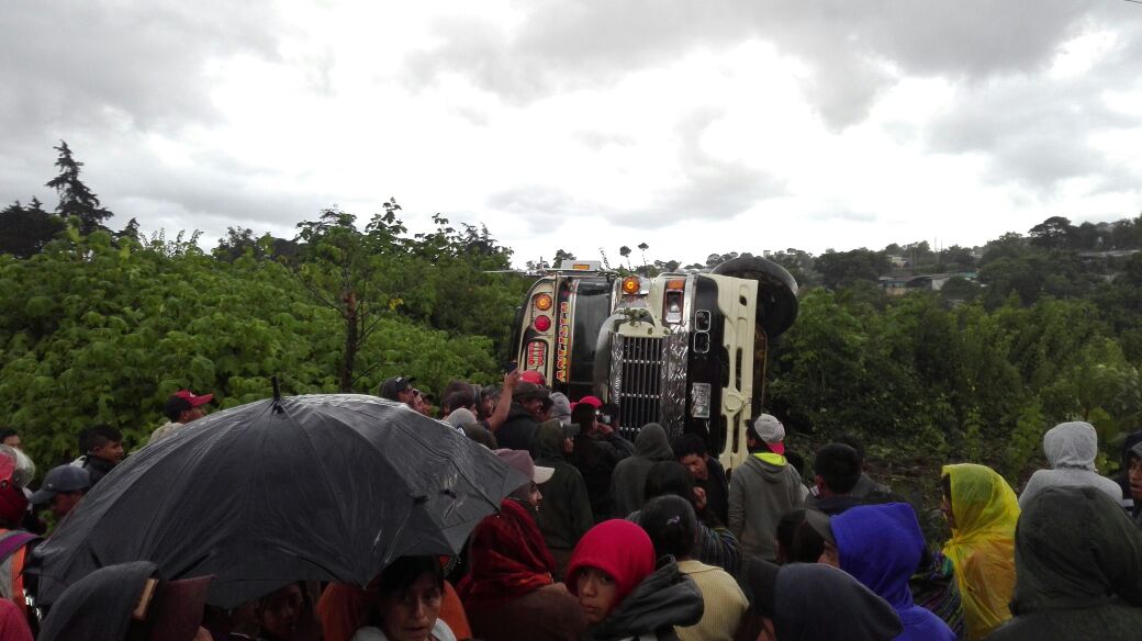 El autobús quedó a un lado de la carretera, cuatro pasajeros quedaron heridos. (Foto Prensa Libre: Víctor Chamalé)
