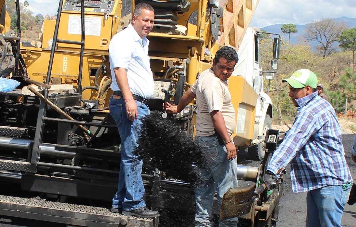 Florencio Carrascosa, alcalde de Joyabaj, –a la izquierda– es investigado por agresión contra un agente de la PNC. (Foto Prensa Libre: Óscar Figueroa)