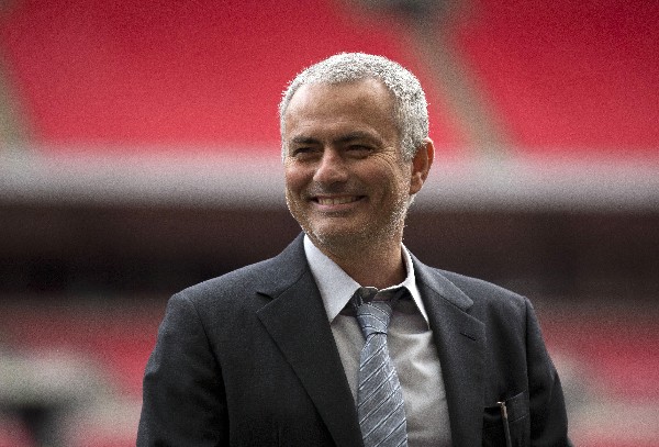 Luego de su paso por el Chelsea, José Mourinho dirigirá la próxima temporada al Manchester United. (Foto Prensa Libre: AP)