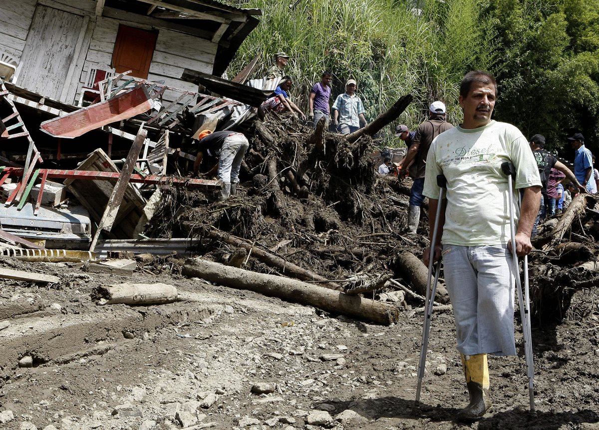 Los habitantes de Salgar tratan de salir adelante después de haberlo perdido casi todo por el deslizamiento. (Foto Prensa Libre: EFE).