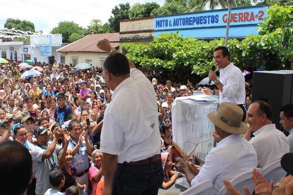 El ministro de Comunicaciones Alejandro Sinibaldi participó en la entrega del Bono Seguro en Nueva Concepción, Escuintla. (Foto Prensa Libre: Enrique Paredes)<br _mce_bogus="1"/>