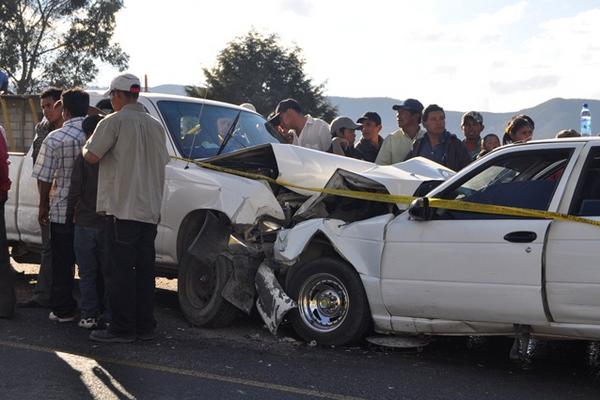 El conductor de un picop que conducía a excesiva velocidad originó un accidente de tránsito en Momostenango, Totonicapán, en el que falleció una psicóloga huehueteca. (Foto Prensa Libre: Edgar Domínguez)<br _mce_bogus="1"/>