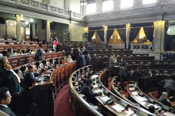 La sesión se suspendió por la inasistencia de los diputados. (Foto Prensa Libre: Edwin Bercián)