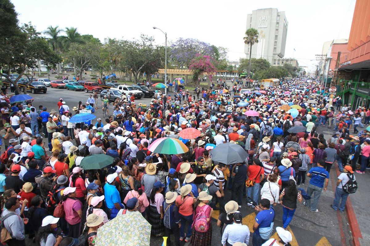 Miles de maestros protestan en contra de un descuento salarial a partir de abril. (Foto Prensa Libre: Esbin García)