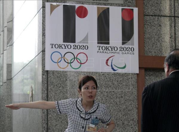 El logo de los juegos de Tokio se debió retirar por una acusación de plagio. (Foto Prensa Libre: EFE)