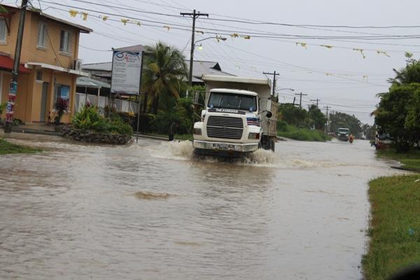Una de las calles principales de Puerto Barrios se halla inundada. (Foto Prensa Libre: Edwin Perdomo)<br _mce_bogus="1"/>