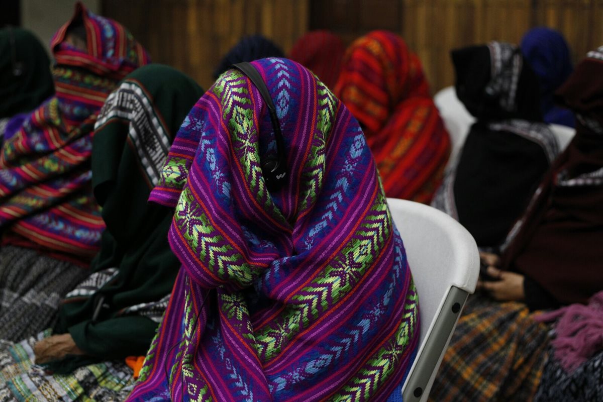 Once mujeres q'eqchis buscan demostrar que fueron víctimas de esclavitud sexual hace más de 30 años en el destacamento militar Sepur Zarco. (Foto Prensa Libre: Paulo Raquec)