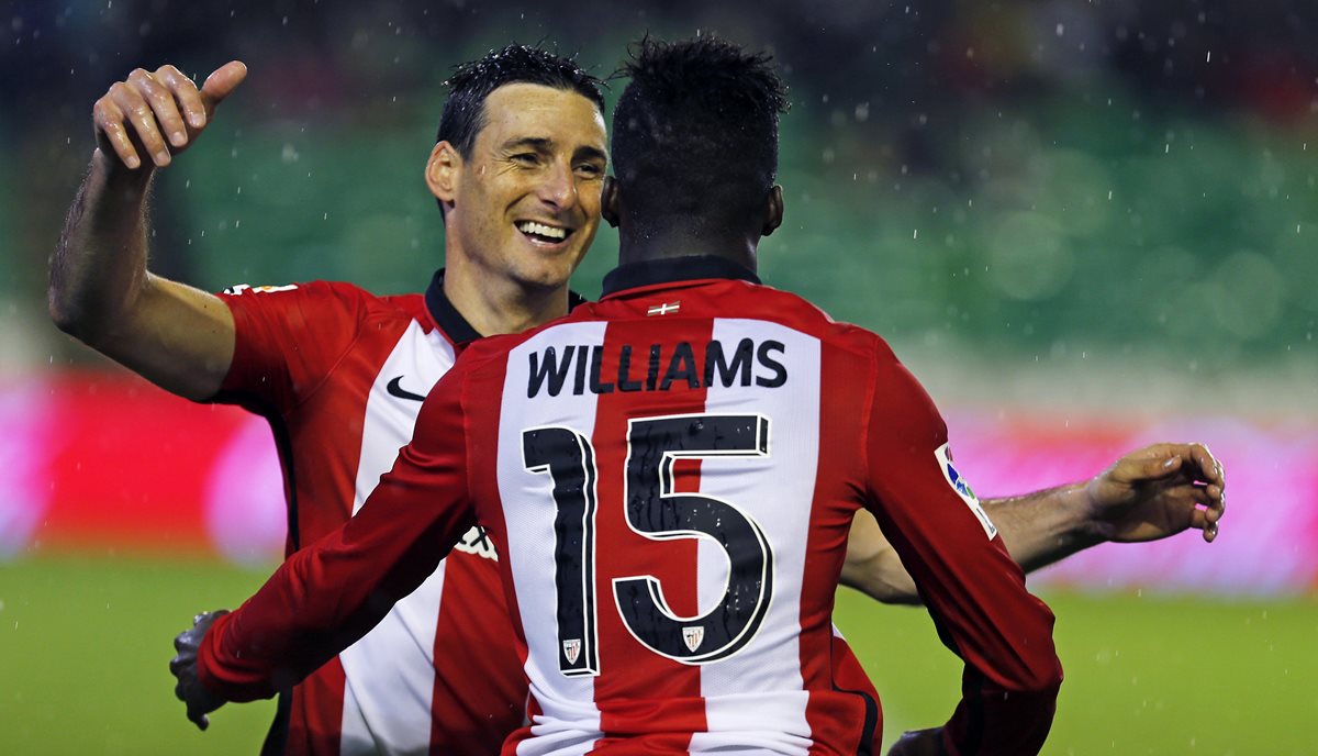 EL Athletic de Bilbao celebró el domingo la victoria contra el Betis en la Liga Española y esperan hacer lo mismo en la Europa League ante el FK Partizan. (Foto Prensa Libre: EFE)