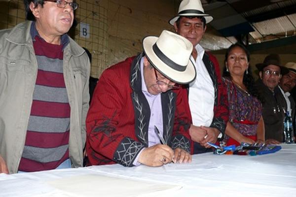 Pedro Raymundo Cobo firma el pacto de no agresión que promueve el Ministerio de Gobernación. (Foto Prensa Libre: Óscar Figueroa)