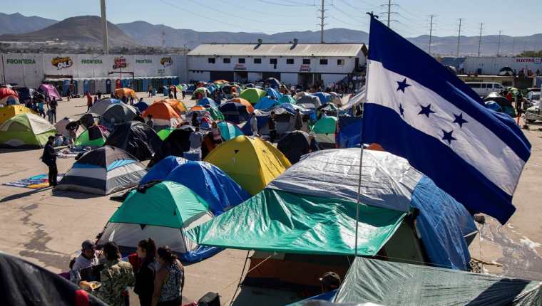 Vista general del albergue El Barretal, donde fueron reubicados este martes unos dos mil ciudadanos centroamericanos de la caravana de migrantes, en la ciudad de Tijuana, México. (Foto Prensa Libre: EFE)