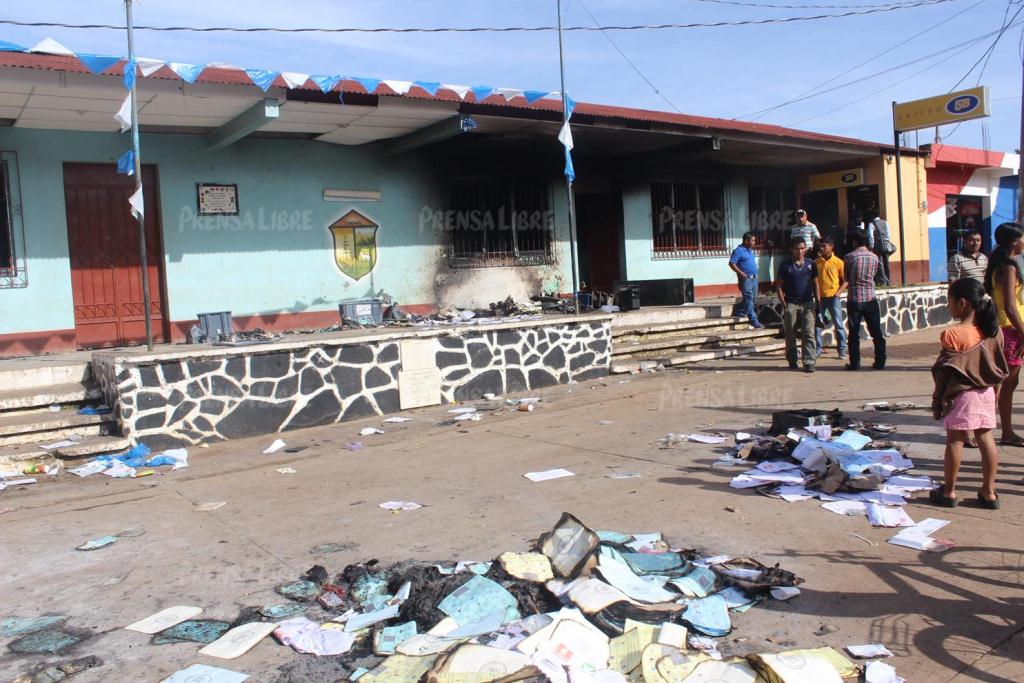 Algunas de las papeletas que fueron quemadas frente a la Municipalidad de Conguaco, Jutiapa. (Foto Prensa Libre: Hemeroteca PL)